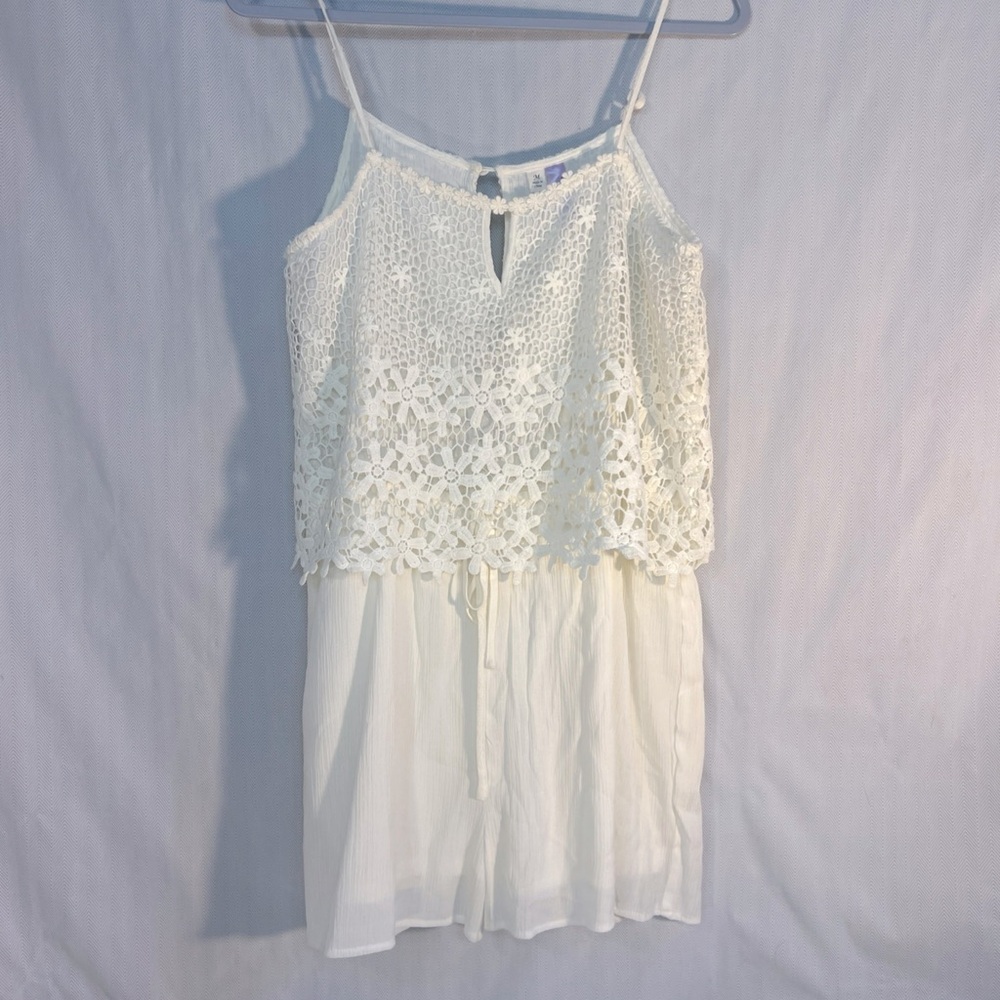 Alya White Romper Crocheted Daisy’s Bodice Adjustable Spaghetti Straps M👍